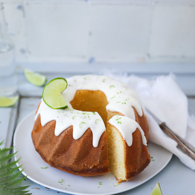 Gin Tonic Kuchen Rührteig Gugelhupf gin tonic cake bundt cake Bundform backen backrezept kuchen mit alkohol zuckerzimtundliebe foodblog backblog einfache kuchen mit alkohol foodstyling food photography