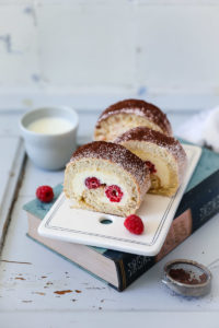 Tiramisu Biskuitrolle mit Himbeeren und Mascarponefüllung Cake roll swiss roll recipe rezept baking backrezept himbeerkuchen wie macht man biskuitrolle füllung mascarponefüllung mascarpone kuchen tiramisukuchen kaffee zuckerzimtundliebe foodstyling food photography