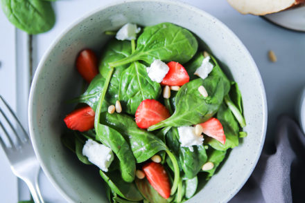 Erdbeersalat mit Spinat, Erdbeeren, Ziegenkäse und Pinienkernen und das beste Erdbeer Salatdressing Sommersalat strawberry salad spinach pine nuts goats cheese zuckerzimtundliebe salatideen grillen grillsalat salat zum grillbuffet erdbeerrezept food photography