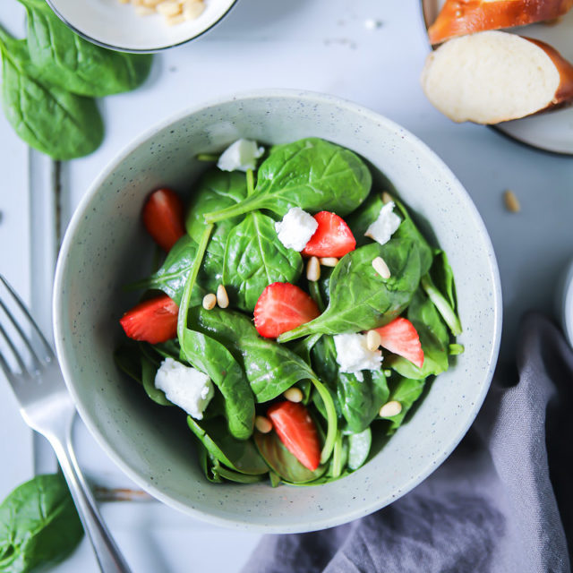 Erdbeersalat mit Spinat, Erdbeeren, Ziegenkäse und Pinienkernen und das beste Erdbeer Salatdressing Sommersalat strawberry salad spinach pine nuts goats cheese zuckerzimtundliebe salatideen grillen grillsalat salat zum grillbuffet erdbeerrezept food photography