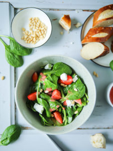 Erdbeersalat mit Spinat, Erdbeeren, Ziegenkäse und Pinienkernen und das beste Erdbeer Salatdressing Sommersalat strawberry salad spinach pine nuts goats cheese zuckerzimtundliebe salatideen grillen grillsalat salat zum grillbuffet erdbeerrezept food photography