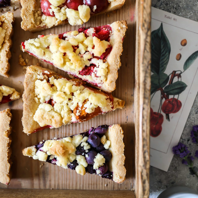 Einfacher Streuselkuchen mit Obst Streuseltarte Rezept backrezept streusel machen zuckerzimtundliebe foodblog himbeerkuchen erdbeerkuchen blaubeerkuchen aprikosenkuchen kirschkuchen backblog