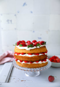 Victoria Sponge Cake bester Erdbeerkuchen mit Sahne mehrlagiger Kuchen Erdbeerkuchen rezept brighton coffeeshops visitbrighton foodstyling zucker zimt und liebe kuchen Strawberry Sponge Cake Füllung für Kuchen foodstyling food photography backblog sommerkuchen