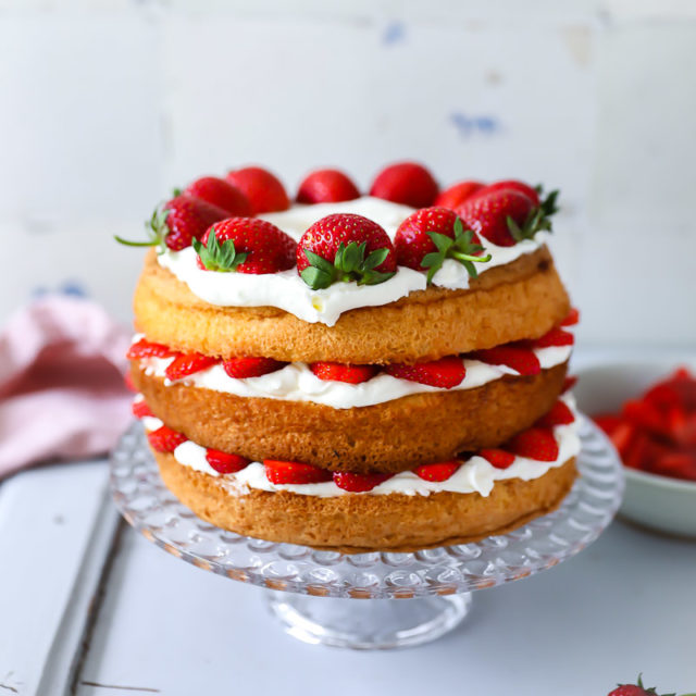 Victoria Sponge Cake bester Erdbeerkuchen mit Sahne mehrlagiger Kuchen Erdbeerkuchen rezept brighton coffeeshops visitbrighton foodstyling zucker zimt und liebe kuchen Strawberry Sponge Cake Füllung für Kuchen foodstyling food photography backblog sommerkuchen