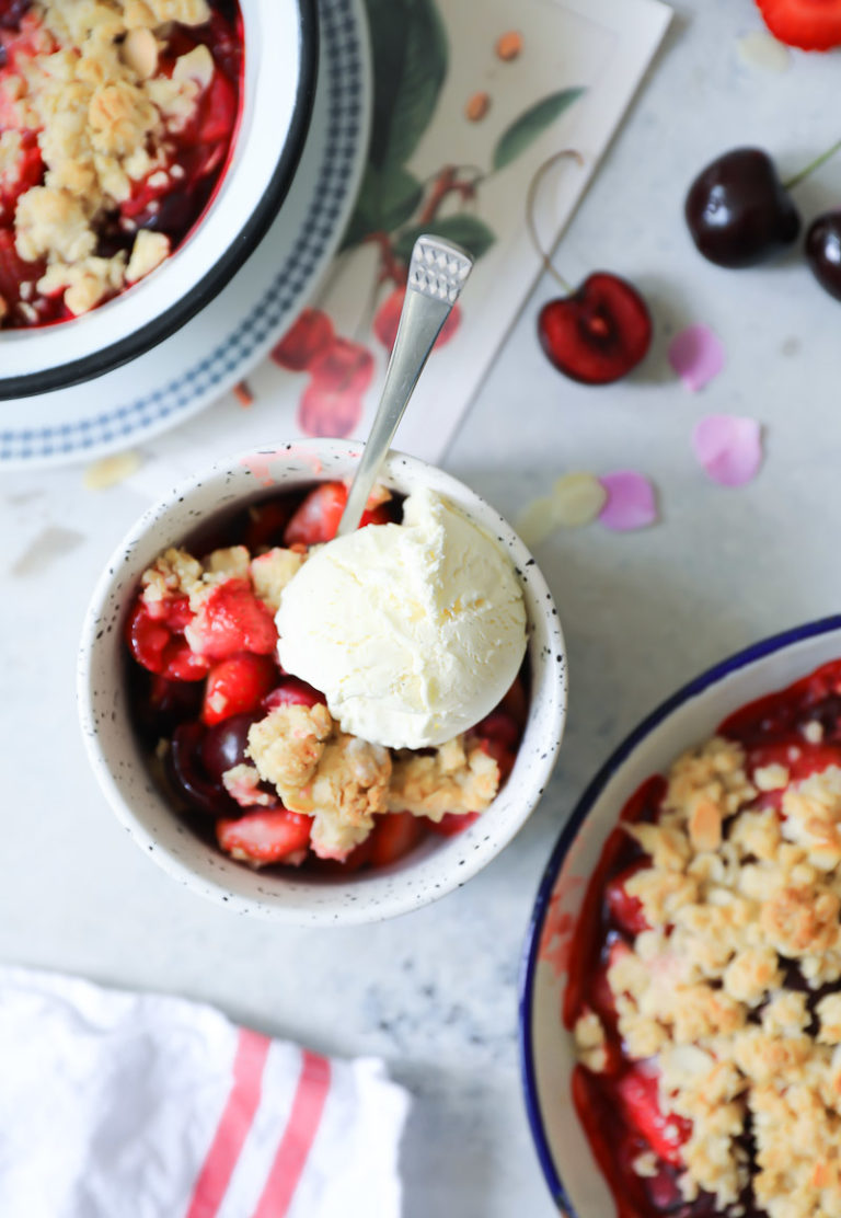 Erdbeer Kirsch Crumble Rezept | Zucker, Zimt und Liebe