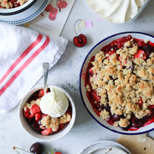 Erdbeer Kirsch Crumble Rezept strawberry cherry crisp recipe zuckerzimtundliebe sommerrezept dessert foodstyling food photography zucker zimt und liebe backen