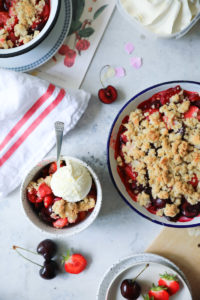 Erdbeer Kirsch Crumble Rezept strawberry cherry crisp recipe zuckerzimtundliebe sommerrezept dessert foodstyling food photography zucker zimt und liebe backen