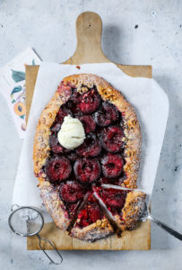 Rezept Pflaumen Galette Pflaumenkuchen Pflaumen Tarte Sommertarte Pflaumenrezept plum galette free form tart ohne Backform ohne Ei Sommerkuchen zuckerzimtundliebe zucker zimt und liebe Foodblog Backblog foodstyling food photography