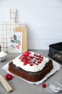 Rezept Basisrezept Schokoladenkuchen Schokokuchen Springform quadratisch Himbeeren Himbeerkuchen Kaiser La Forme Plus easy chocolate cake rezept für kuchenbuffet zucker zimt und liebe kuchen kuchenblog backblog einfaches kuchenrezept foodstyling foodphotography