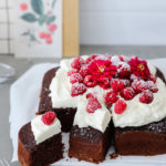 Rezept Basisrezept Schokoladenkuchen Schokokuchen Springform quadratisch Himbeeren Himbeerkuchen Kaiser La Forme Plus easy chocolate cake rezept für kuchenbuffet zucker zimt und liebe kuchen kuchenblog backblog einfaches kuchenrezept foodstyling foodphotography