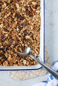 Schoko Granola Schokomuesli Rezept muesli selber machen granola backen erdnuss zuckerzimtundliebe frühstück frühstücksrezept homemade granola foodstyling foodphotography backblog deutscher foodblog