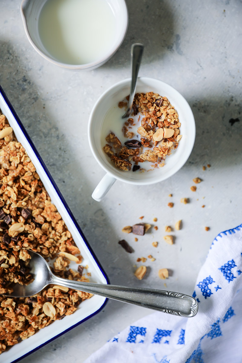 Ein Rezept für selbstgemachtes Schokoladen-Erdnuss-Granola / Müsli ganz ...