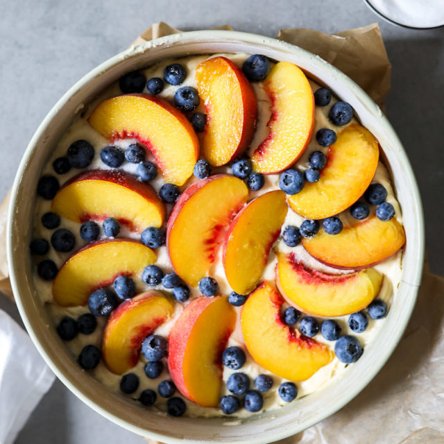 Pfirsich Blaubeer Kuchen Rezept Peach Blueberry cake Joghurtkuchen kuchenrezepte kuchenblog backblog der beste sommerkuchen einfacher kuchen foodstyling food photography zucker zimt und liebe