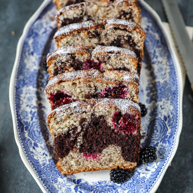 Ein Rezept für Nusskuchen Marmorkuchen mit Brombeeren von zucker zimt und liebe foodblog backblog backrezept einfacher rührkuchen kastenkuchen hazelnut marble loaf cake with blackberries foodstyling food photography