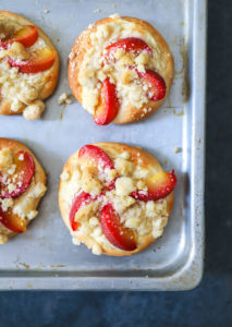 Rezept für Pflaumen Streuseltaler Hefeteig Quarkfüllung Pflaumengebäck Hefegebäck Streuselrezept, Streuselkuchen Pflaumenkuchen plum streusel danish recipe backrezept backblog zuckerzimtundliebe