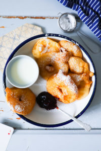 Apfel Fritter, apple fritters, apfelringe, äpfel im schlafrock, die besten apfelrezepte, rezept, frittiert, frittieren, welches fett zum frittieren, zuckerzimtundliebe, zucker zimt und liebe, deutscher foodblog, foodstyling, apples, apple recipes, apple foodstyling, food photography, apple rings