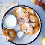 Apfel Fritter, apple fritters, apfelringe, äpfel im schlafrock, die besten apfelrezepte, rezept, frittiert, frittieren, welches fett zum frittieren, zuckerzimtundliebe, zucker zimt und liebe, deutscher foodblog, foodstyling, apples, apple recipes, apple foodstyling, food photography, apple rings