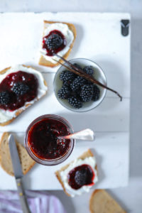 Brombeer vanille marmelade, marmelade selber machen, diamant gelierzauber fruchtauftstrich ohne kochen, zuckerzimtundliebe, foodstyling, jam recipe, marmeladen rezept, einfaches marmeladenrezept, brombeerrezept, blackberry vanilla jam, deutscher foodblog, stulle, stulle der woche, stullenrezept, aufs brot, post aus meiner küche
