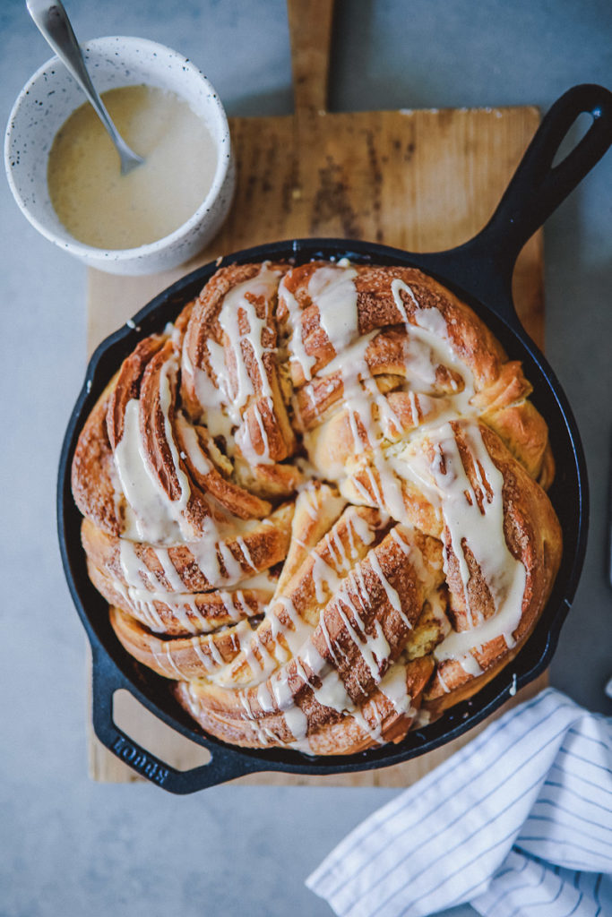 Zimtschnecke Hefekranz Zimtkranz Hefezopf große Zimtschnecke Espresso glasur Espresso glazed cinnamon wreath hefeteig einfacher hefeteig mit trockenhefe zuckerzimtundliebe kaffeekranz kaffee hefezopf foodstyling food photography foodblog deutscher backblog