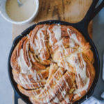 Zimtschnecke Hefekranz Zimtkranz Hefezopf große Zimtschnecke Espresso glasur Espresso glazed cinnamon wreath hefeteig einfacher hefeteig mit trockenhefe zuckerzimtundliebe kaffeekranz kaffee hefezopf foodstyling food photography foodblog deutscher backblog