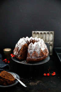 Gewürzkuchen Rezept Zuckerzimtundliebe spiced bundt cake Gugelhupf Schokoladenkuchen Schoko Gugelhupf Rührteig Rührkuchen Nordic Ware form Crown Foodblog Backblog weihnachtskuchen Herbstkuchen foodstyling food photography