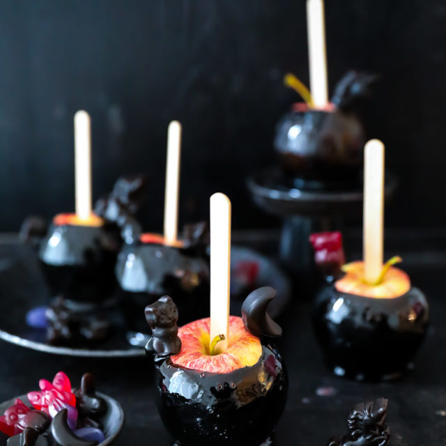 Halloween Rezept kandierter Apfel kandierte Äpfel selber machen poison apple liebesapfel Katjes Wunderland black edition Rezept recipe Kinderparty zuckerzimtundliebe foodblog food styling