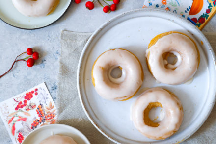 Kürbis Donuts aus dem Backofen baked donuts ohne frittieren baked pumpkin donuts with apple glaze Apfel Zimt Guss Zuckerzimtundliebe Kürbisrezept die besten Kürbisrezepte Foodstyling Foodphotography Herbstrezepte Backen Backrezept