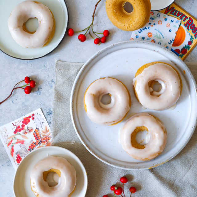 Kürbis Donuts aus dem Backofen baked donuts ohne frittieren baked pumpkin donuts with apple glaze Apfel Zimt Guss Zuckerzimtundliebe Kürbisrezept die besten Kürbisrezepte Foodstyling Foodphotography Herbstrezepte Backen Backrezept