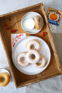 Kürbis Donuts aus dem Backofen baked donuts ohne frittieren baked pumpkin donuts with apple glaze Apfel Zimt Guss Zuckerzimtundliebe Kürbisrezept die besten Kürbisrezepte Foodstyling Foodphotography Herbstrezepte Backen Backrezept