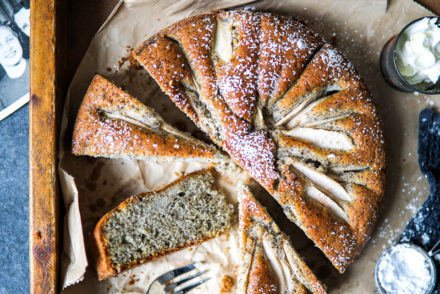 versunkener mohnkuchen birnenkuchen pear cake recipe backrezept rezept rührteig rührkuchen herbstkuchen birnenrezept zucker zimt und liebe kuchen backblog foodblog mohnkuchen poppy seed cake foodstyling food photography