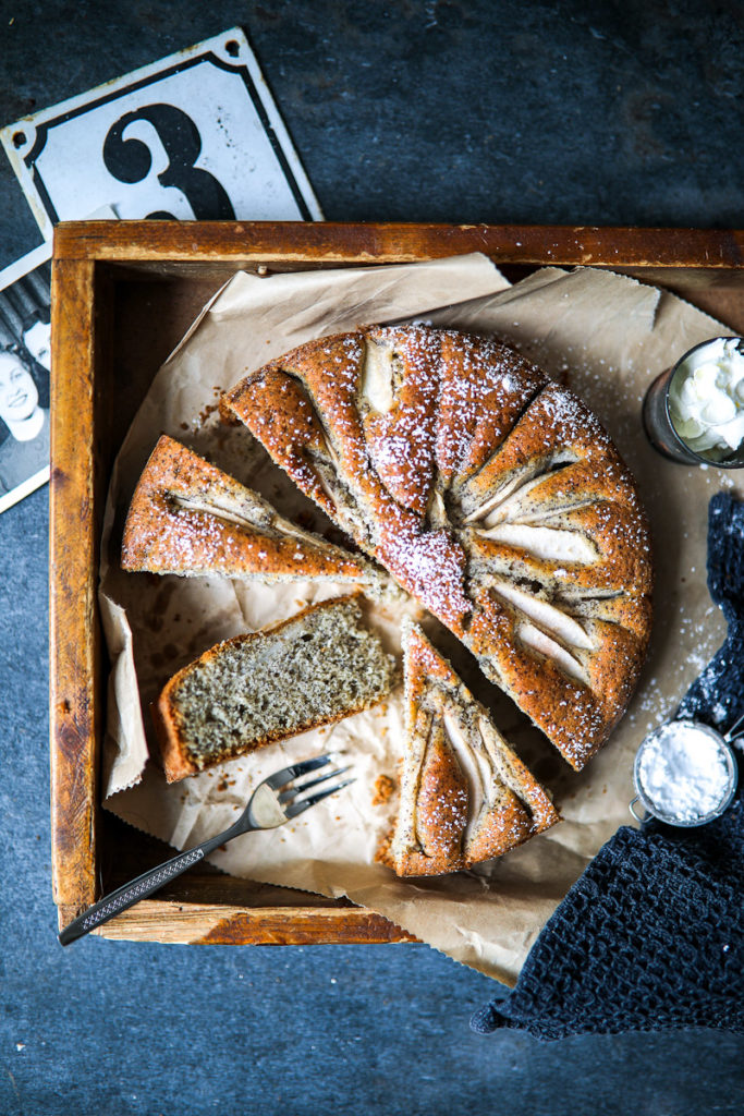 versunkener mohnkuchen birnenkuchen pear cake recipe backrezept rezept rührteig rührkuchen herbstkuchen birnenrezept zucker zimt und liebe kuchen backblog foodblog mohnkuchen poppy seed cake foodstyling food photography