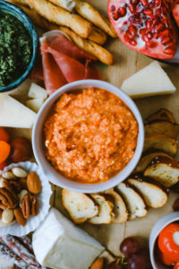 Rezept selbstgemachte Brotchips Fetadip snacks für Party partyideen mumm dry alkoholfrei cheese platter party dips bread chips recipe zuckerzimtundliebe foodstyling foodblog mitohne