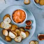 Rezept selbstgemachte Brotchips Fetadip snacks für Party partyideen mumm dry alkoholfrei cheese platter party dips bread chips recipe zuckerzimtundliebe foodstyling foodblog mitohne