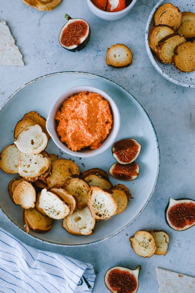 Rezept selbstgemachte Brotchips Fetadip snacks für Party partyideen mumm dry alkoholfrei cheese platter party dips bread chips recipe zuckerzimtundliebe foodstyling foodblog mitohne