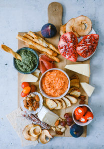 Rezept selbstgemachte Brotchips Fetadip snacks für Party partyideen mumm dry alkoholfrei cheese platter party dips bread chips recipe zuckerzimtundliebe foodstyling foodblog mitohne