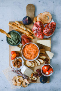 Rezept selbstgemachte Brotchips Fetadip snacks für Party partyideen mumm dry alkoholfrei cheese platter party dips bread chips recipe zuckerzimtundliebe foodstyling foodblog mitohne