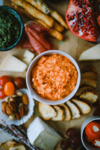Rezept selbstgemachte Brotchips Fetadip snacks für Party partyideen mumm dry alkoholfrei cheese platter party dips bread chips recipe zuckerzimtundliebe foodstyling foodblog mitohne