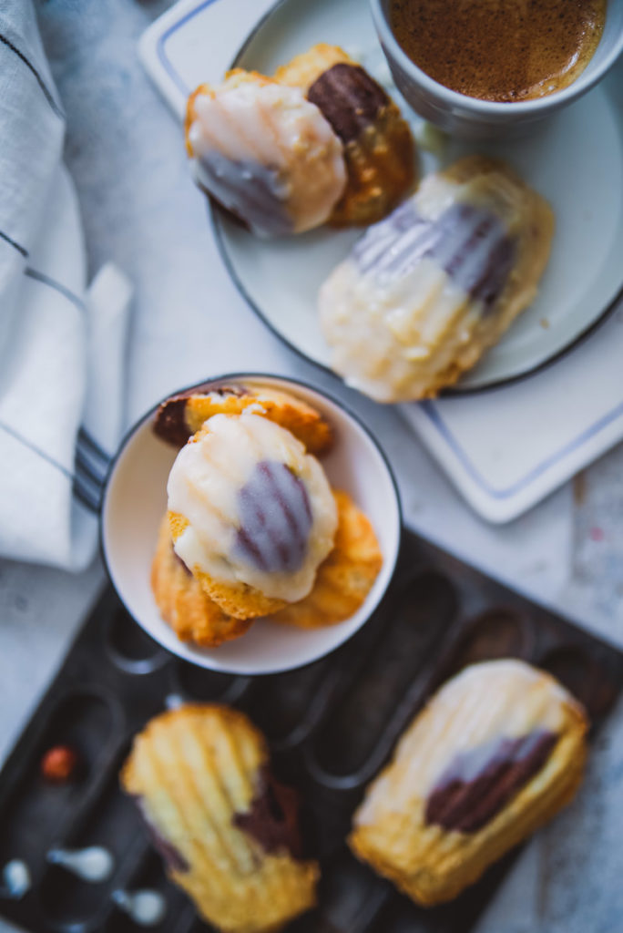 Marmor Haselnuss Madeleines Rezept mit Glasur Chaiglasur Orangenglasur madeleines recipe Bärentatzen zucker zimt und liebe foodstyling food photo backrezept backblog nusskuchen gebäck marmorkuchen