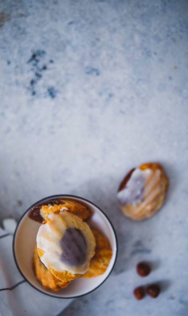 Marmor Haselnuss Madeleines Rezept mit Glasur Chaiglasur Orangenglasur madeleines recipe Bärentatzen zucker zimt und liebe foodstyling food photo backrezept backblog nusskuchen gebäck marmorkuchen