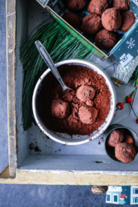 Minz Schokoladentrueffel selber machen küchengeschenke edible gifts mint chocolate truffles zuckerzimtundliebe foodblog backblog foodstyling kakao schokolade selber machen food photography