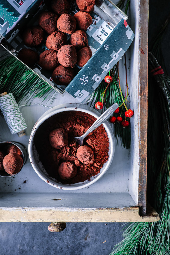 Minz Schokoladentrueffel selber machen küchengeschenke edible gifts mint chocolate truffles zuckerzimtundliebe foodblog backblog foodstyling kakao schokolade selber machen food photography