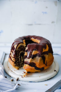 Zebrakuchen Gugelhupf Rezept mit Guss Zebra cake bundt cake Backen backrezept einfacher Kuchen Marmorkuchen Napfkuchen Rührteig zuckerzimtundliebe foodblog backblog food photographie foodstyling