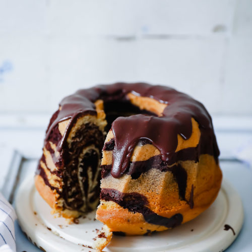 Zebrakuchen Gugelhupf Rezept mit Guss Zebra cake bundt cake Backen backrezept einfacher Kuchen Marmorkuchen Napfkuchen Rührteig zuckerzimtundliebe foodblog backblog food photographie foodstyling