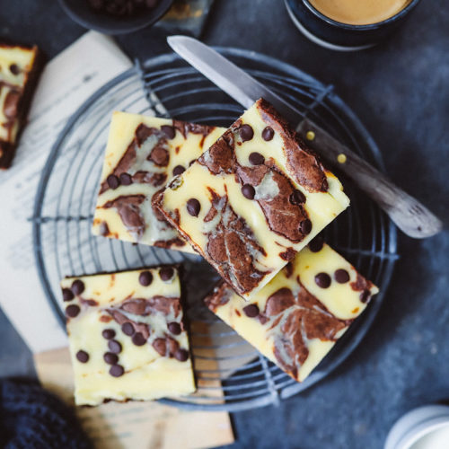 cheesecake brownie rezept käsekuchen backen backrezept brownies backen einfaches cheesecake rezept blechkuchen stracciatella zuckerzimtundliebe foodblog backblog foodstyling gelingsicherer kuchen ideen fürs kuchenbuffet kindergeburtstag