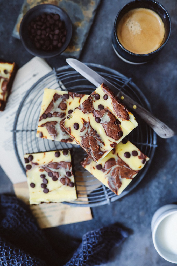 cheesecake brownie rezept käsekuchen backen backrezept brownies backen einfaches cheesecake rezept blechkuchen stracciatella zuckerzimtundliebe foodblog backblog foodstyling gelingsicherer kuchen ideen fürs kuchenbuffet kindergeburtstag