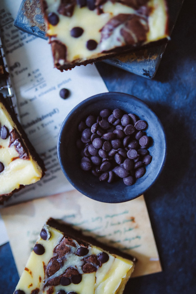 cheesecake brownie rezept käsekuchen backen backrezept brownies backen einfaches cheesecake rezept blechkuchen stracciatella zuckerzimtundliebe foodblog backblog foodstyling gelingsicherer kuchen ideen fürs kuchenbuffet kindergeburtstag