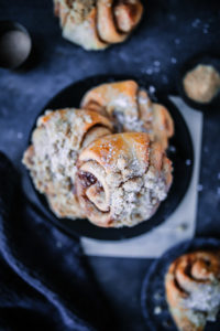 streusel franzbrötchen rezept, franzbrötchen selber machen, streuselrezept, backen, rezept, zuckerzimtundliebe foodstyling food photography, cinnamon buns with streusel topping, haselnussstreusel, backen, backrezept, gebäck, die besten franzbrötchen