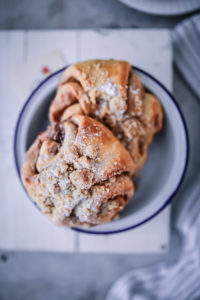streusel franzbrötchen rezept, franzbrötchen selber machen, streuselrezept, backen, rezept, zuckerzimtundliebe foodstyling food photography, cinnamon buns with streusel topping, haselnussstreusel, backen, backrezept, gebäck, die besten franzbrötchen