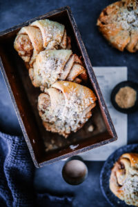 streusel franzbrötchen rezept, franzbrötchen selber machen, streuselrezept, backen, rezept, zuckerzimtundliebe foodstyling food photography, cinnamon buns with streusel topping, haselnussstreusel, backen, backrezept, gebäck, die besten franzbrötchen