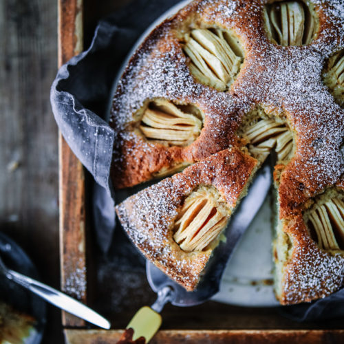 Versunkener Apfelkuchen Kandis Diamant Zucker Grümmelkandis Haselnusskuchen Nusskuchen einfacher Kuchen Springform 24cm Rührkuchen Obstkuchen apple hazelnut cake recipe foodstyling foodphotography zuckerzimtundliebe backblog